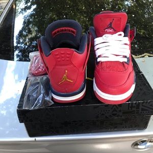 Air Jordan retro 4’s size7